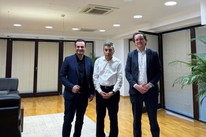 Adrian Dinkl bei internationalem Geschäftstreffen