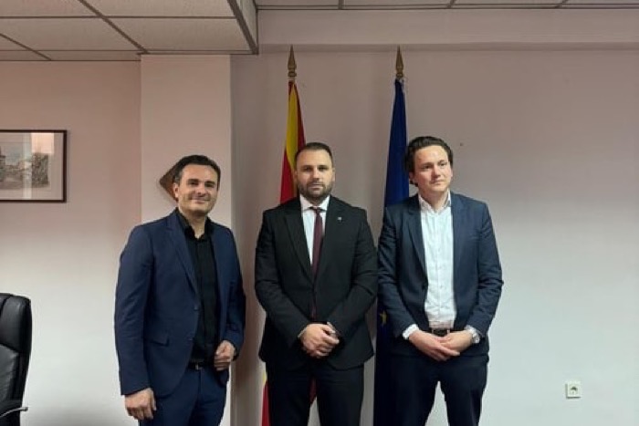 Adrian Dinkl bei diplomatischem Treffen